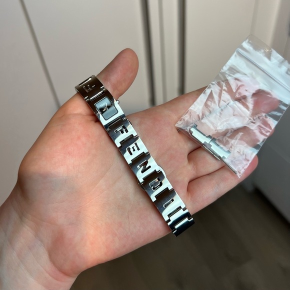 Fendi Logo Watch 14mm Working Condition - Picture 2 of 8